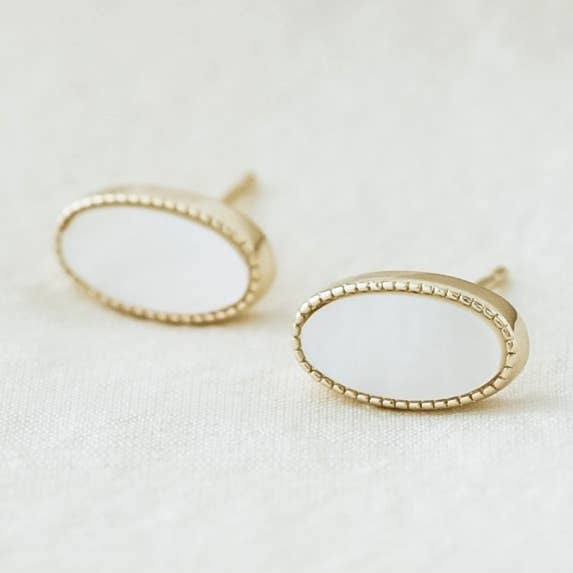 Agnes Studs-Nacre pour la vente par Glee Jewelry