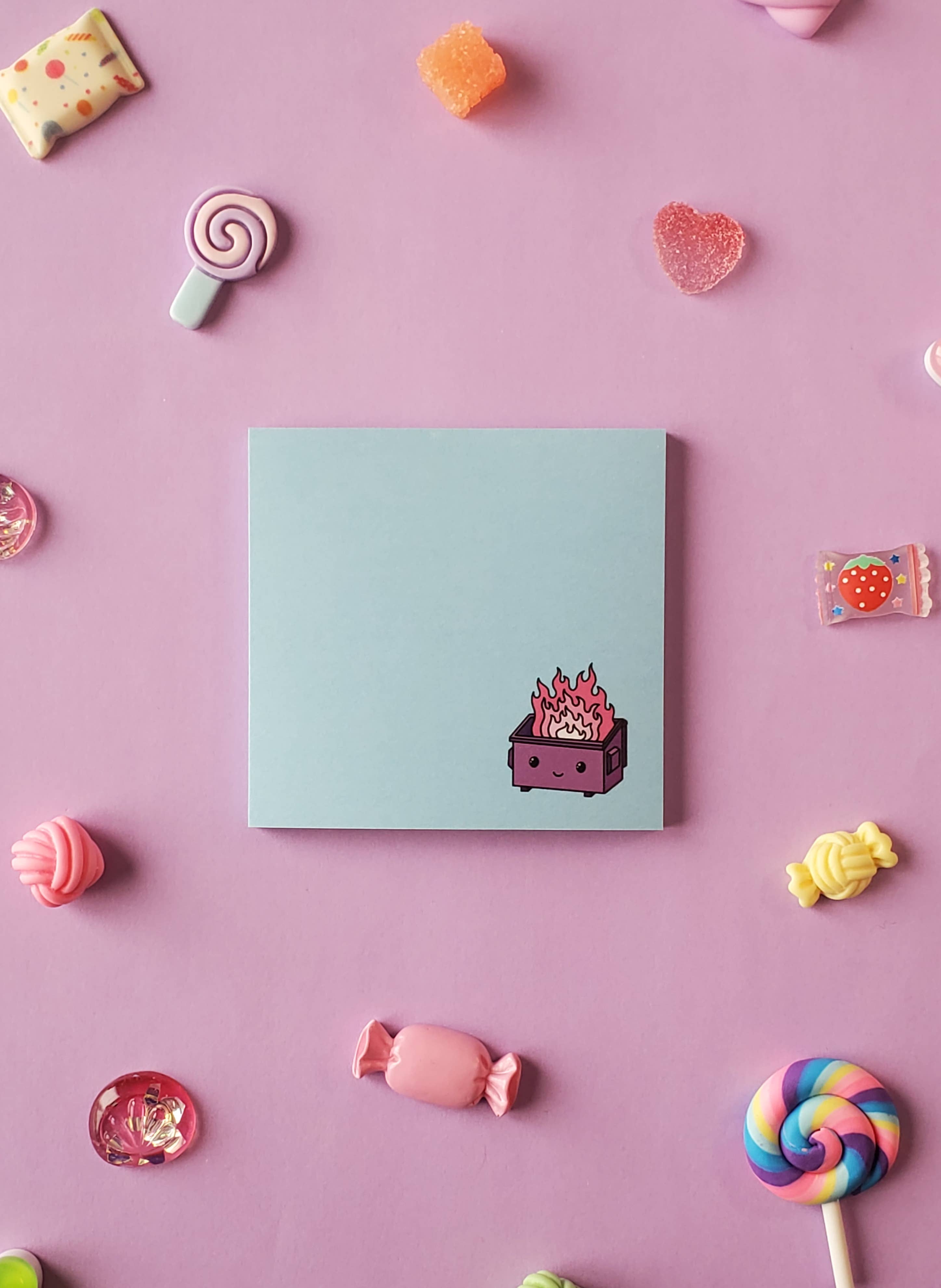 StrangelyArranged – Großhandel Haftnotizen – Haftnotizen | Purple Dumpster Fire auf blauem Hintergrund