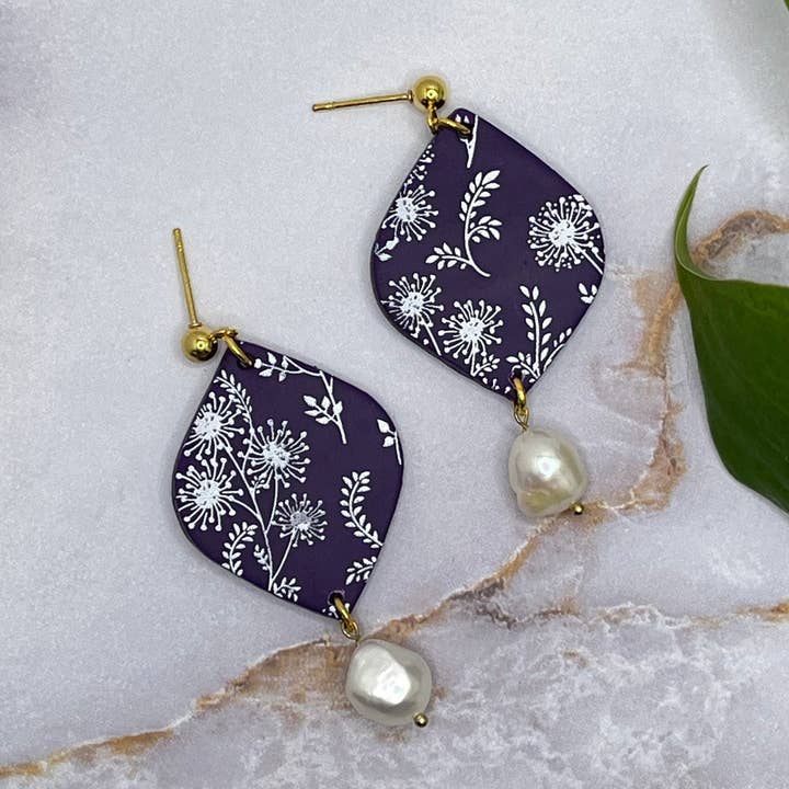 Boucles d'oreilles en argile de pissenlit, boucles d'oreilles violettes pour la vente par The Clay Arches
