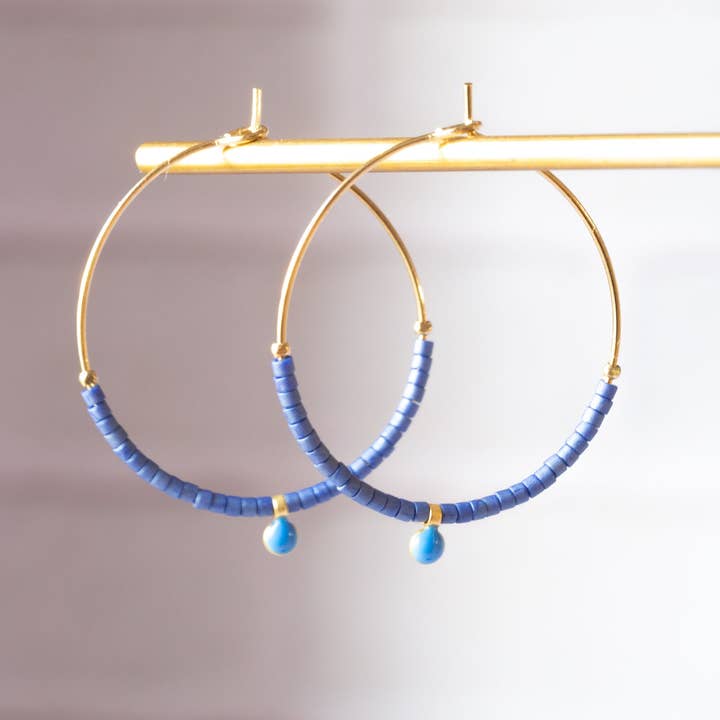 Pendientes de aro azules chapados en oro de 1 micra, elegantes y minimalistas, perlas de vidrio japonesas, joyas de diseñador, hechos a mano para venta al por mayor de Atelier Vivienne