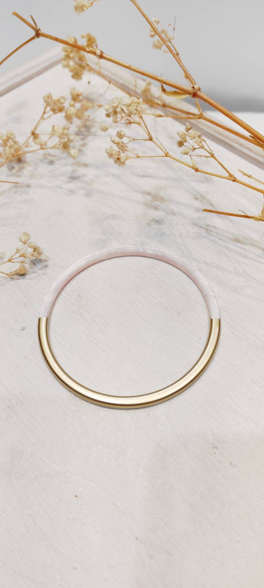 LOLO & YAYA – wholesale Manschettarmband – Milla stel armband i resin med pärlemorsglans9