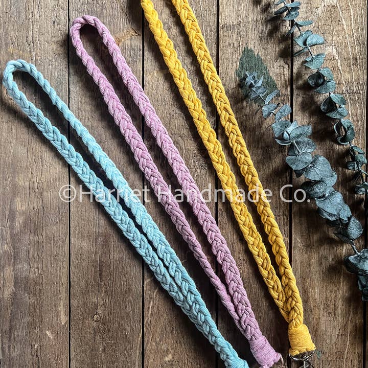Longue lanière en macramé de plus de 50 couleurs pour carte d'identité, clés, badges pour la vente par Harriet Handmade Co.