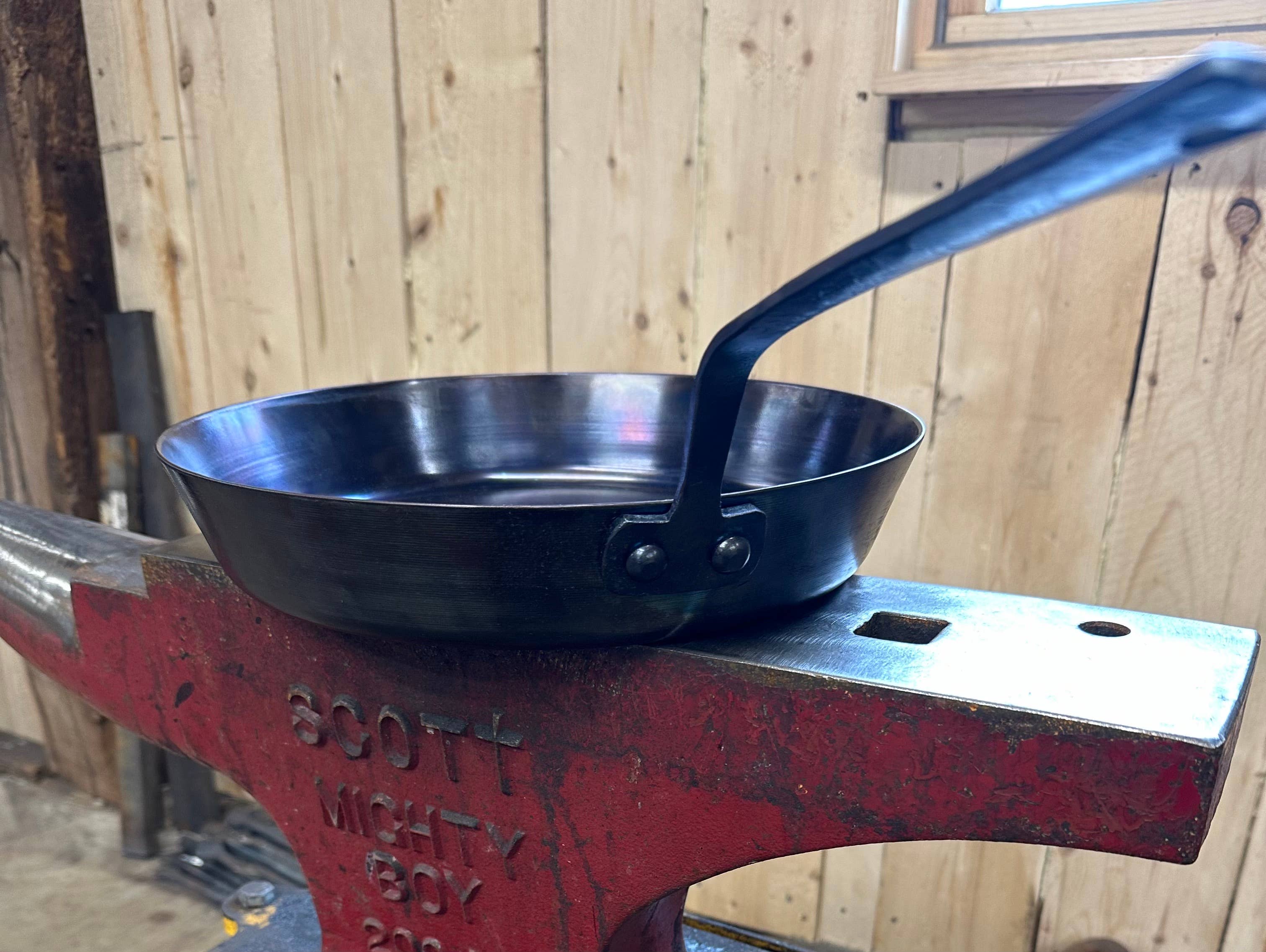 Independent Ironware – wholesale Cast iron skillet – 10.5" Wyoming Range Skillet1