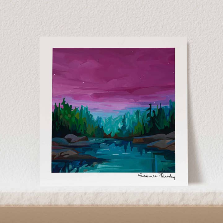 'Magenta Midnight' | Impresión artística del bosque junto al lago y cielo magenta para venta al por mayor de Susannah Bleasby Art