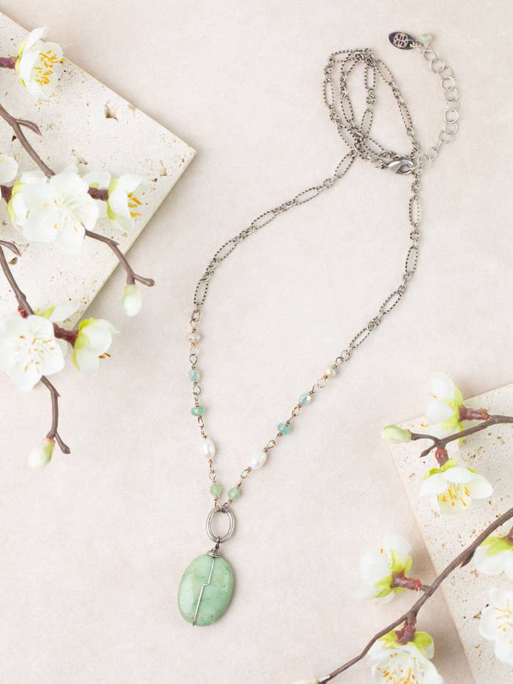 Mint Julep 20,5-22,5" Zoetwaterparel, Chrysopraas, Tsjechisch Glaskralen Collage Ketting voor wholesale door Anne Vaughan Designs Jewelry