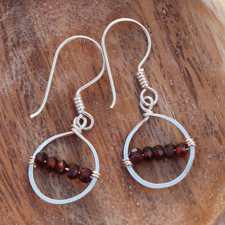 Små hamrede sølvløkker med ædelsten for engroshandel hos Plumage Jewelry