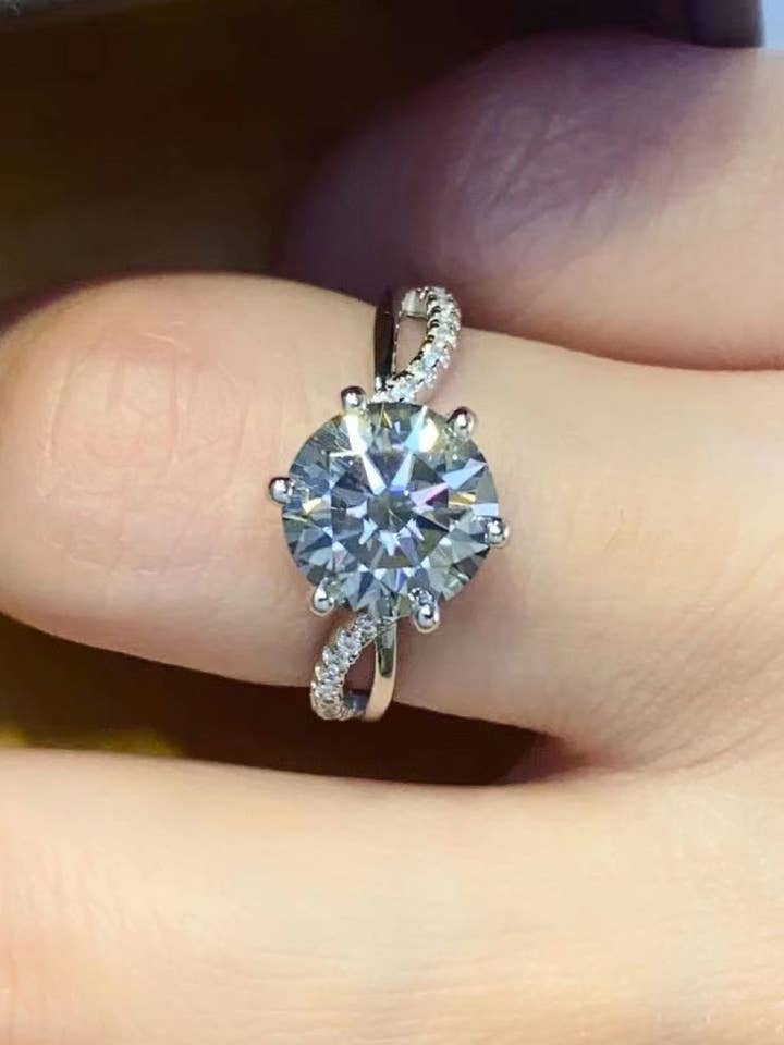 2 karat strålende rundskåret moissanitring i røggrå for engroshandel hos Sparkala