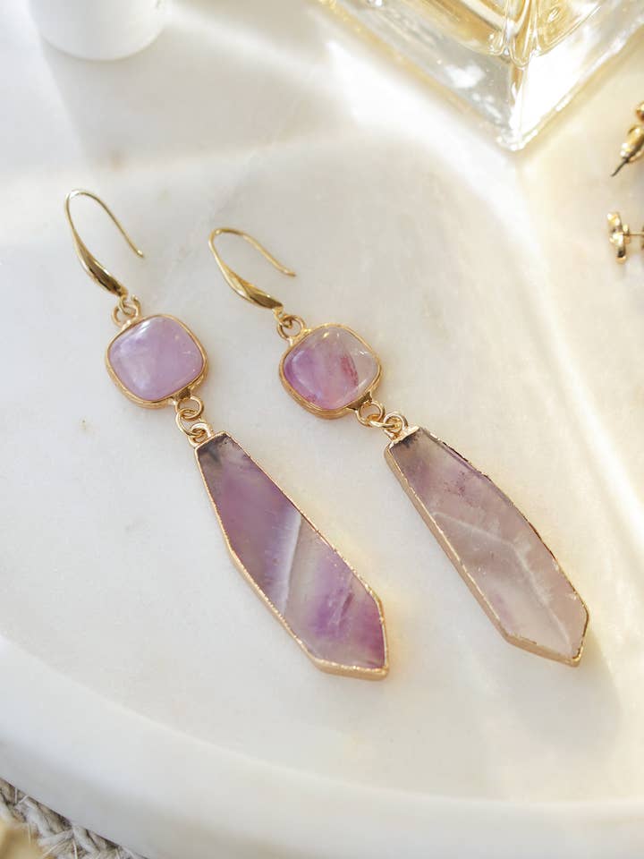 Boucles d'oreilles à pendentif en forme de tranche d'améthyste dorées pour la vente par Xander Kostroma