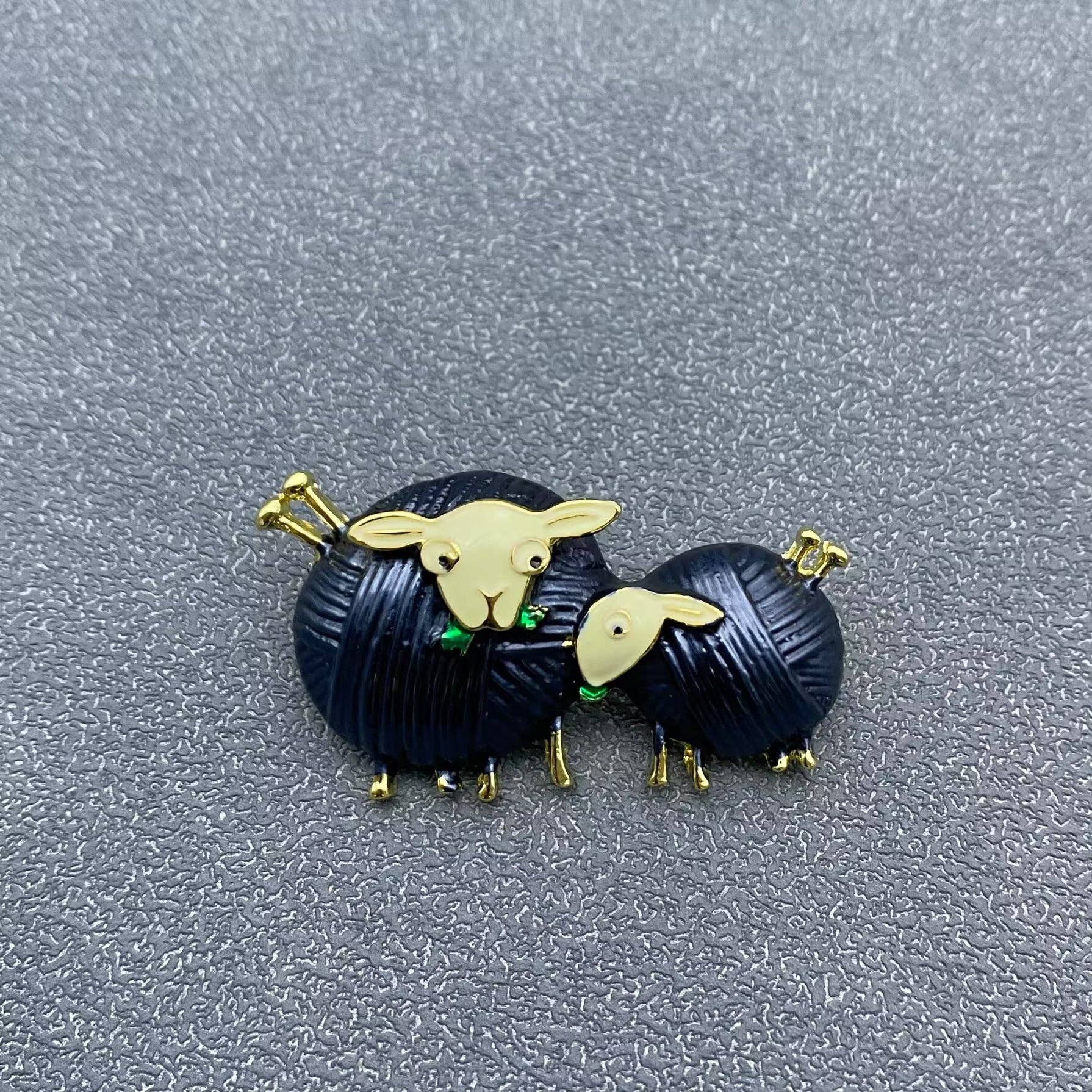 Mio Queena - Vente Broches - Broche Mouton en Émail2