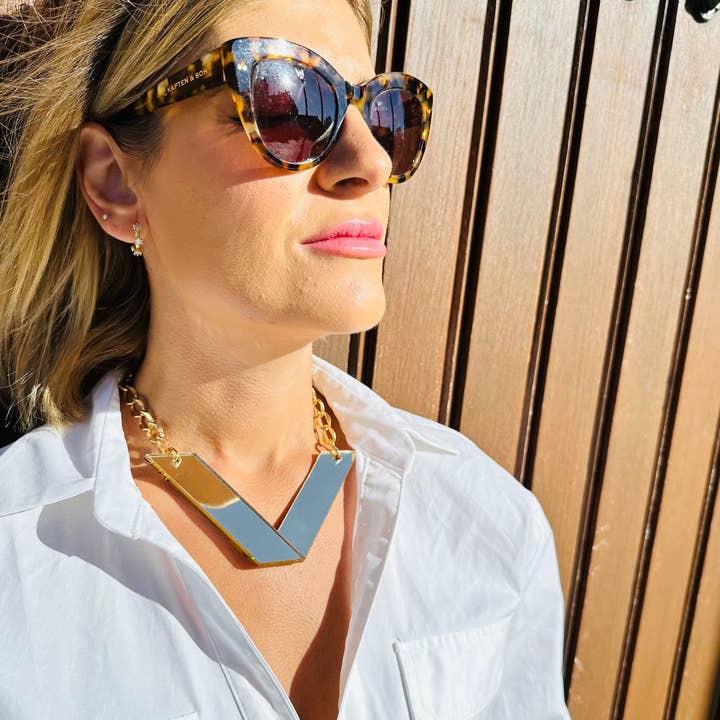 Christina Christi – Großhandel Kette mit Anhänger/Charm – V-Halskette Gold, große Halskette, mehrlagige Halskette5