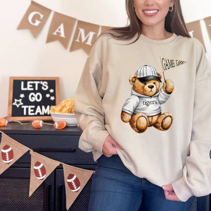 Camisola de Peluche Game Day Tigers – Areia por atacado de Tucker with a Tee
