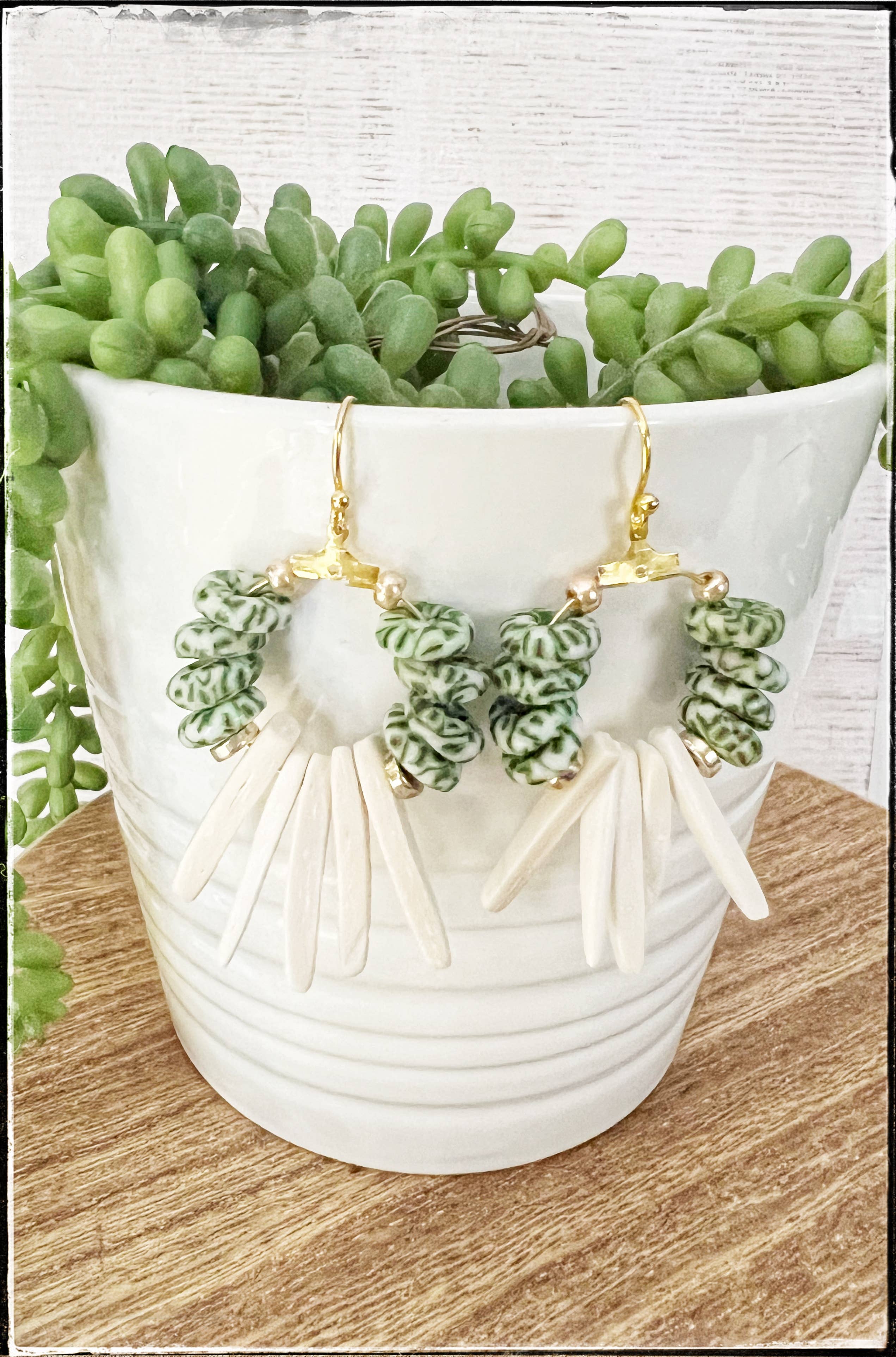 GentrybyJenna – Brincos de argola por atacado – Brincos em Madeira de Coco Branco & Vidro Verde2