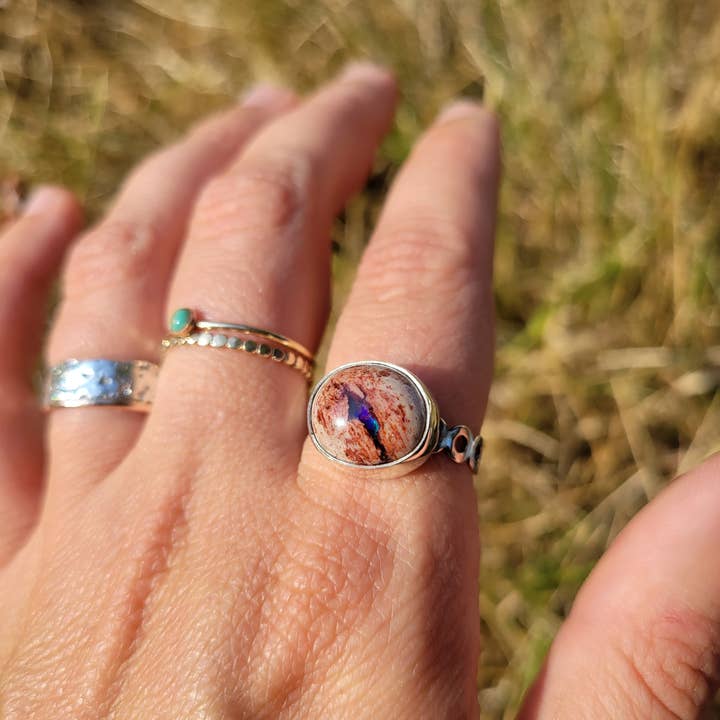 Rain Shadow Jewelry – Großhandel Einzelstein-/Solitär-Ring – Irisierender mexikanischer Feueropal-Kreisring aus Sterlingsilber