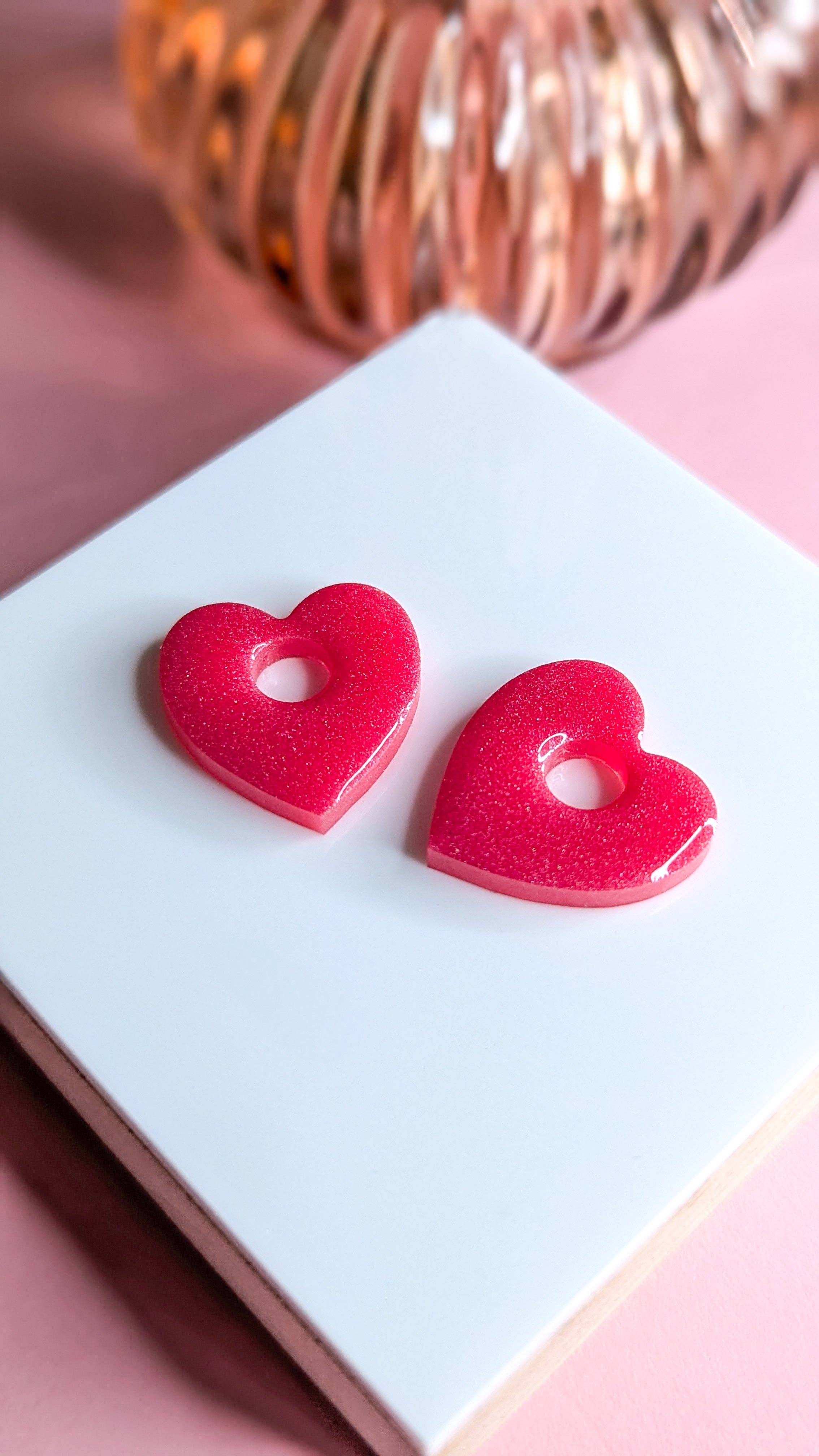 L'atelier Nounille - Wholesale Stud/Post Earrings - Flashy pink epoxy resin pendants| small heart format