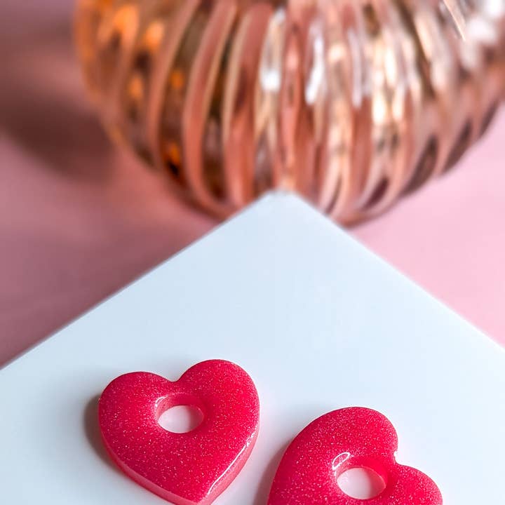 L'atelier Nounille - Wholesale Stud/Post Earrings - Flashy pink epoxy resin pendants| small heart format0