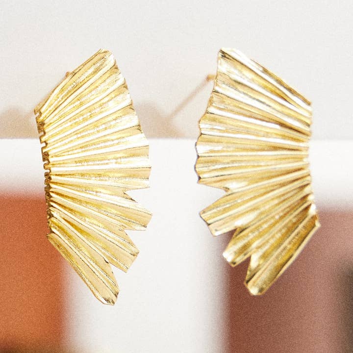 Brincos Texturizados com Abanador de Asas Douradas - Banhados a Ouro 18k por atacado de Frem
