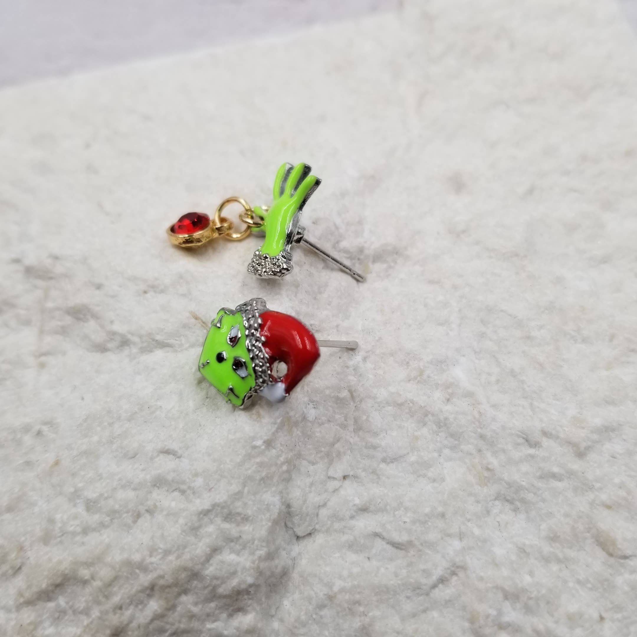 Treasure Wholesale - Wholesale Stud/Post Earrings - Mini Grinch Christmas Stud1