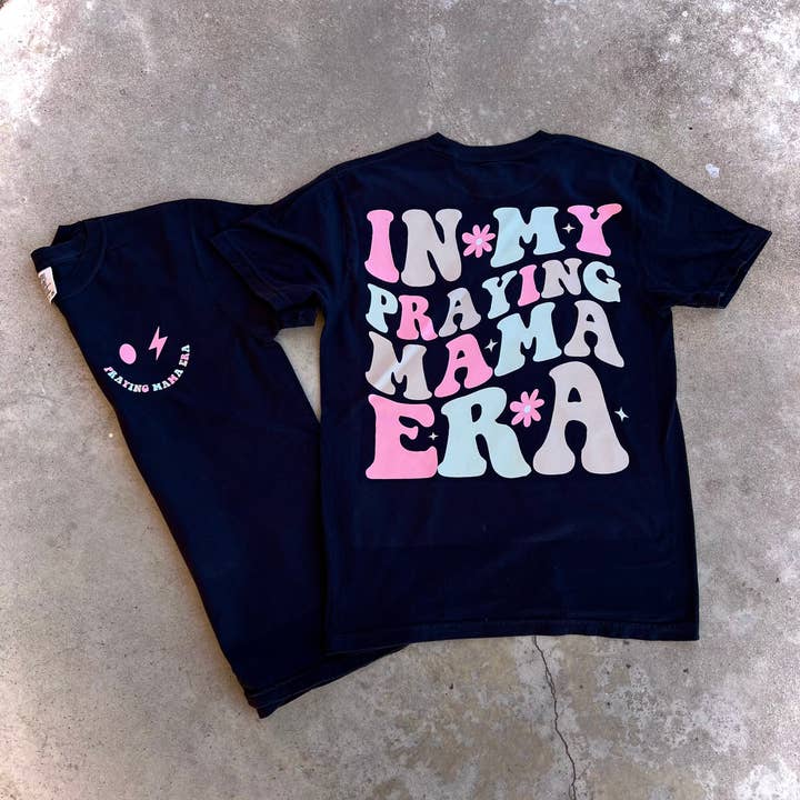 In mijn biddende mama-T-shirt voor wholesale door Psalms & Grace Design Co.