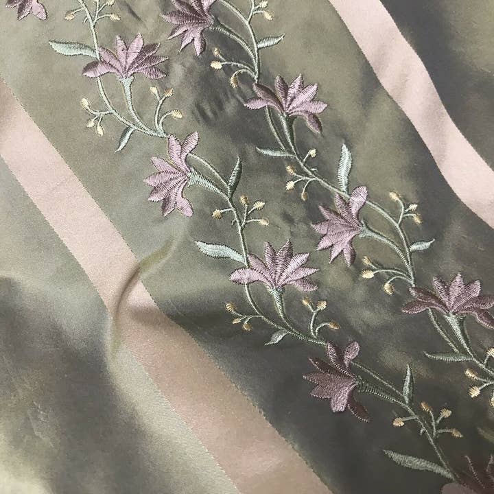 Fancy Styles Fabric - Vente Tissu - NOUVEAU ! VENTE ! Tissu brodé de taffetas 100% soie Duchesse Adele - Vert avec fleurs lavande2
