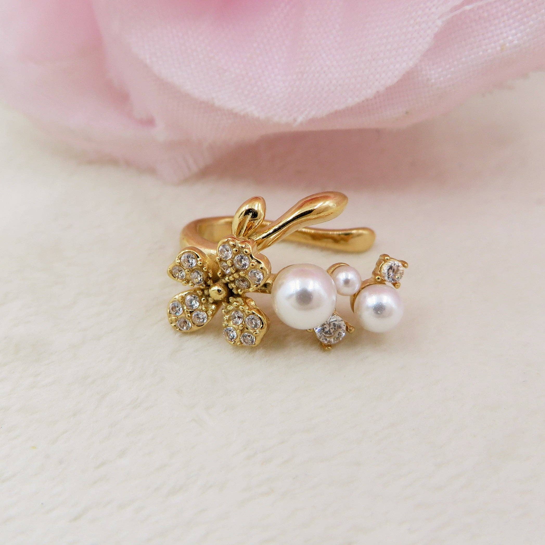 Daemon srls - Vendita all'ingrosso Orecchini ear cuff/ear wrap - AMARYLLIS PEARLS EARCUFF ~ Orecchino in acciaio inossidabile senza buco con fiori, perle e cubic zirconia1