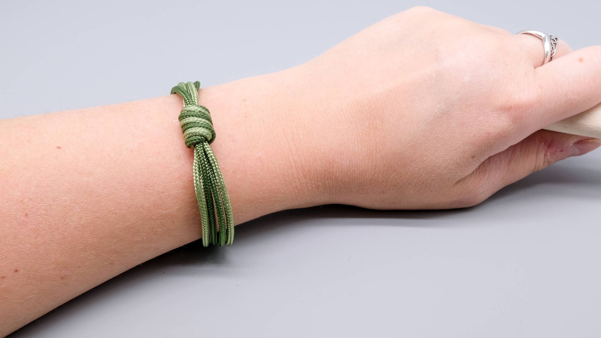 La Fabrique du Noeud - Vente Bracelet tissé/tressé - Bracelet en paracord nœud en spirale dégradé vert7