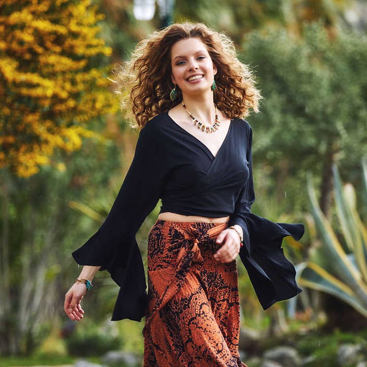 Top corto con maniche a campana stile zingaro nero per la vendita all'ingrosso da parte di Los Banditos