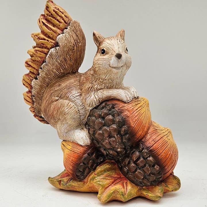 Herfsteekhoorn op eikel voor wholesale door Green Pastures Wholesale