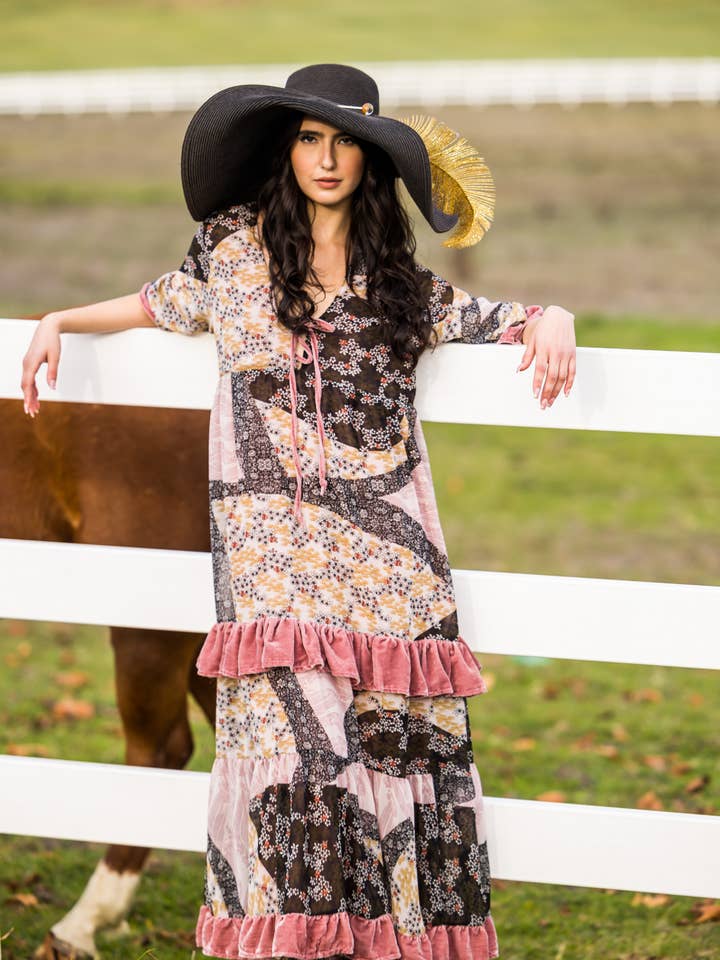 Vestido largo de terciopelo con volantes de Hana Heather para venta al por mayor de Jennafer Grace