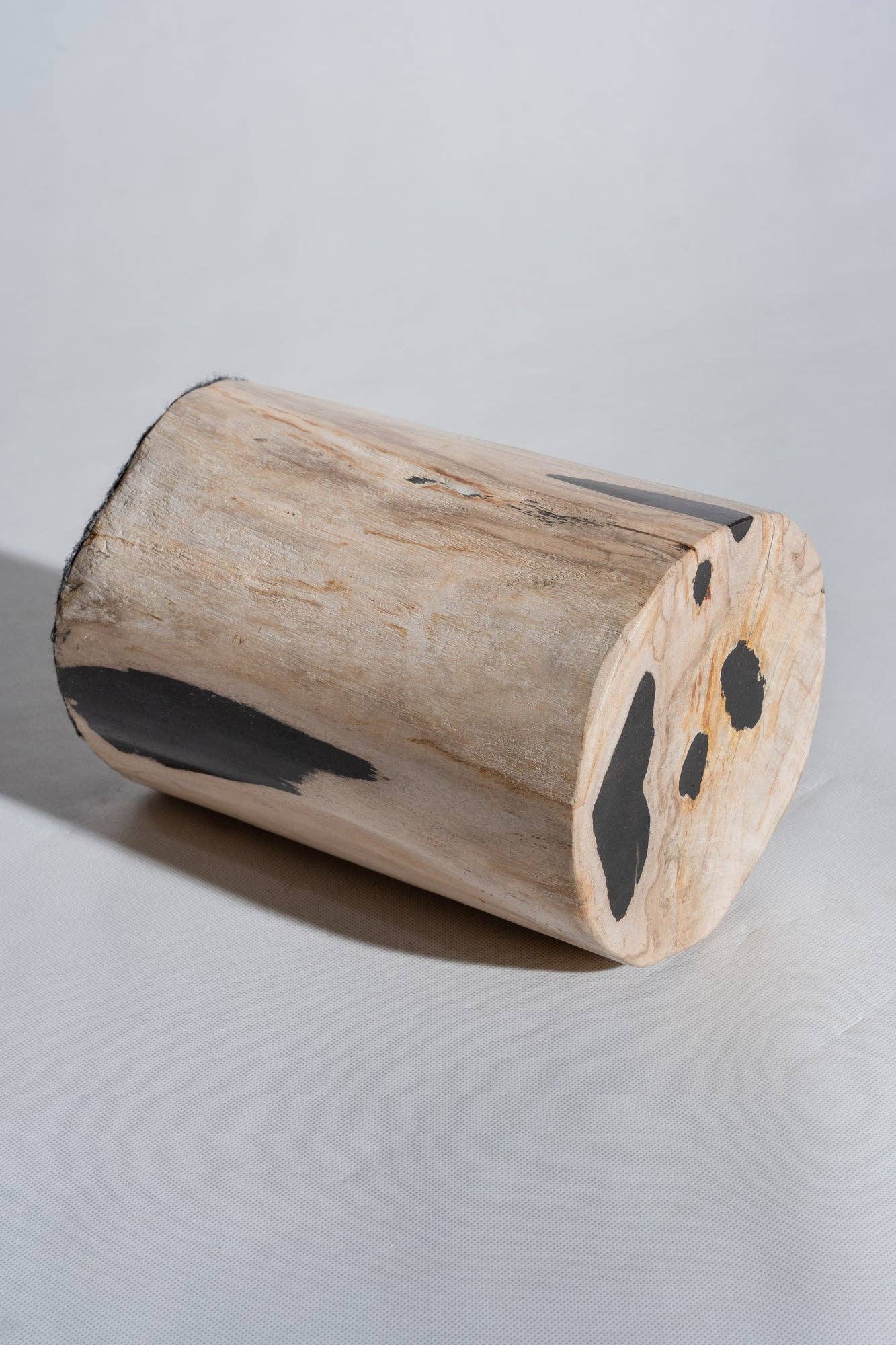 Office Objets - Wholesale Side Table - White petrified wood side table with black spots H:27.5 D:1883