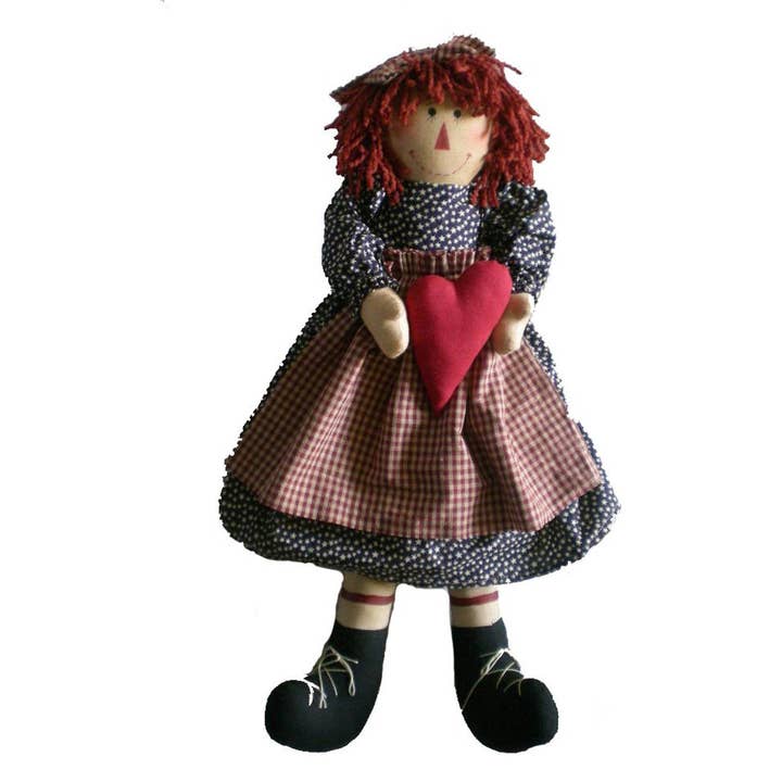 Boneca de tecido Raggedy Ann com cabelo vermelho de lã, vestido xadrez com avental, segurando um coração de tecido vermelho - 45 cm de altura por atacado de Birch Maison