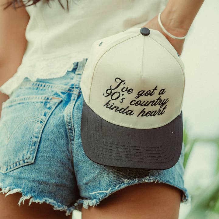 Wilder Made - Vente Casquette de camionneur – femme - Casquette Trucker en toile « 90's Country Kinda Heart »0