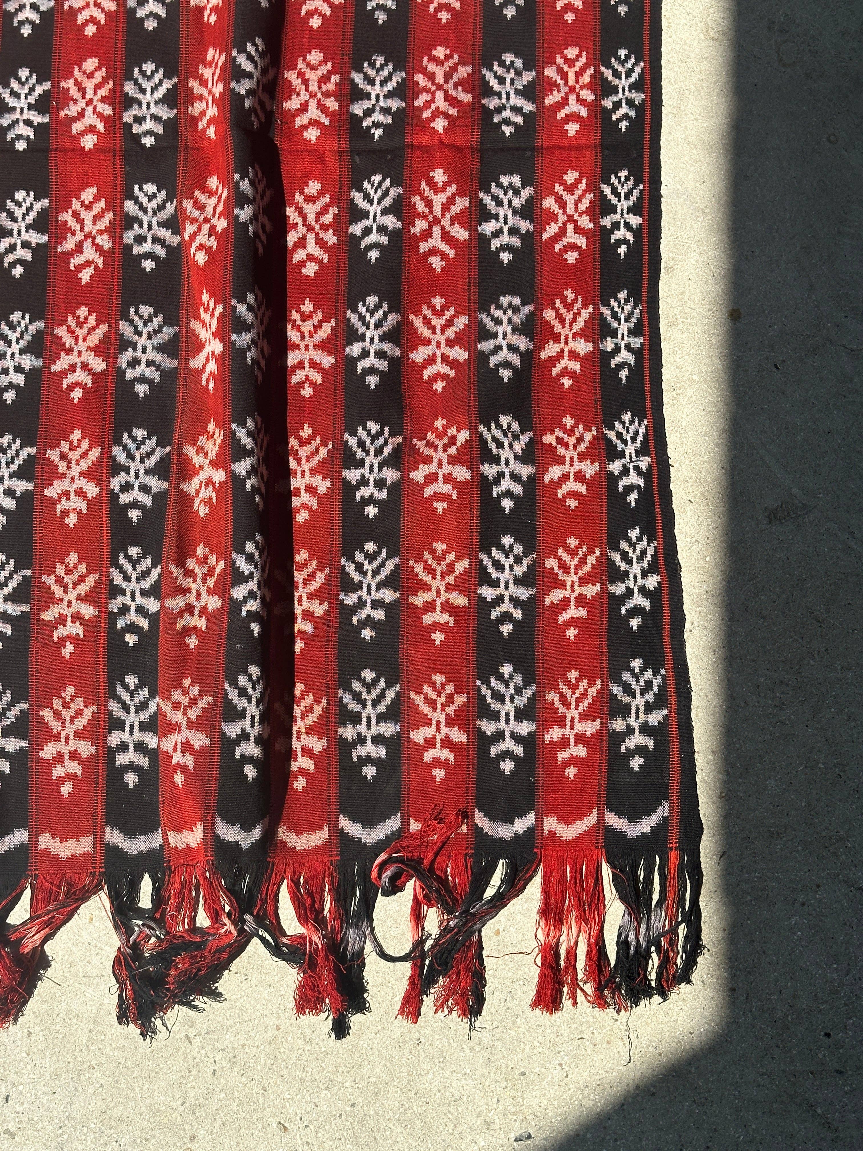 Office Objets - Wholesale Coverlet - Ikat, traditional Indonesian fabric from the island of Savu (Timor) red and black 2m25x7523