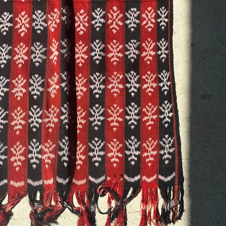 Office Objets - Wholesale Coverlet - Ikat, traditional Indonesian fabric from the island of Savu (Timor) red and black 2m25x7523