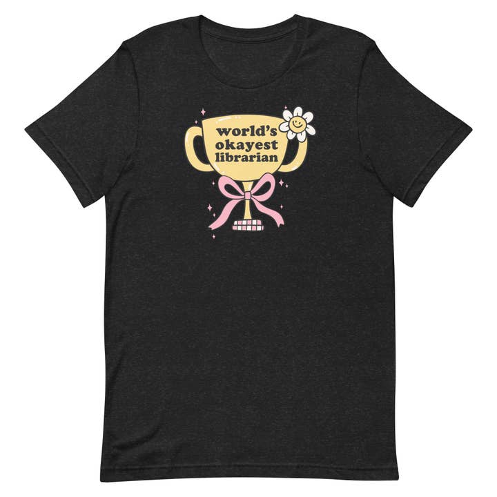 Världens Mest Okej Bibliotekarie Unisex T-shirt för wholesale av Keen Bee Studio