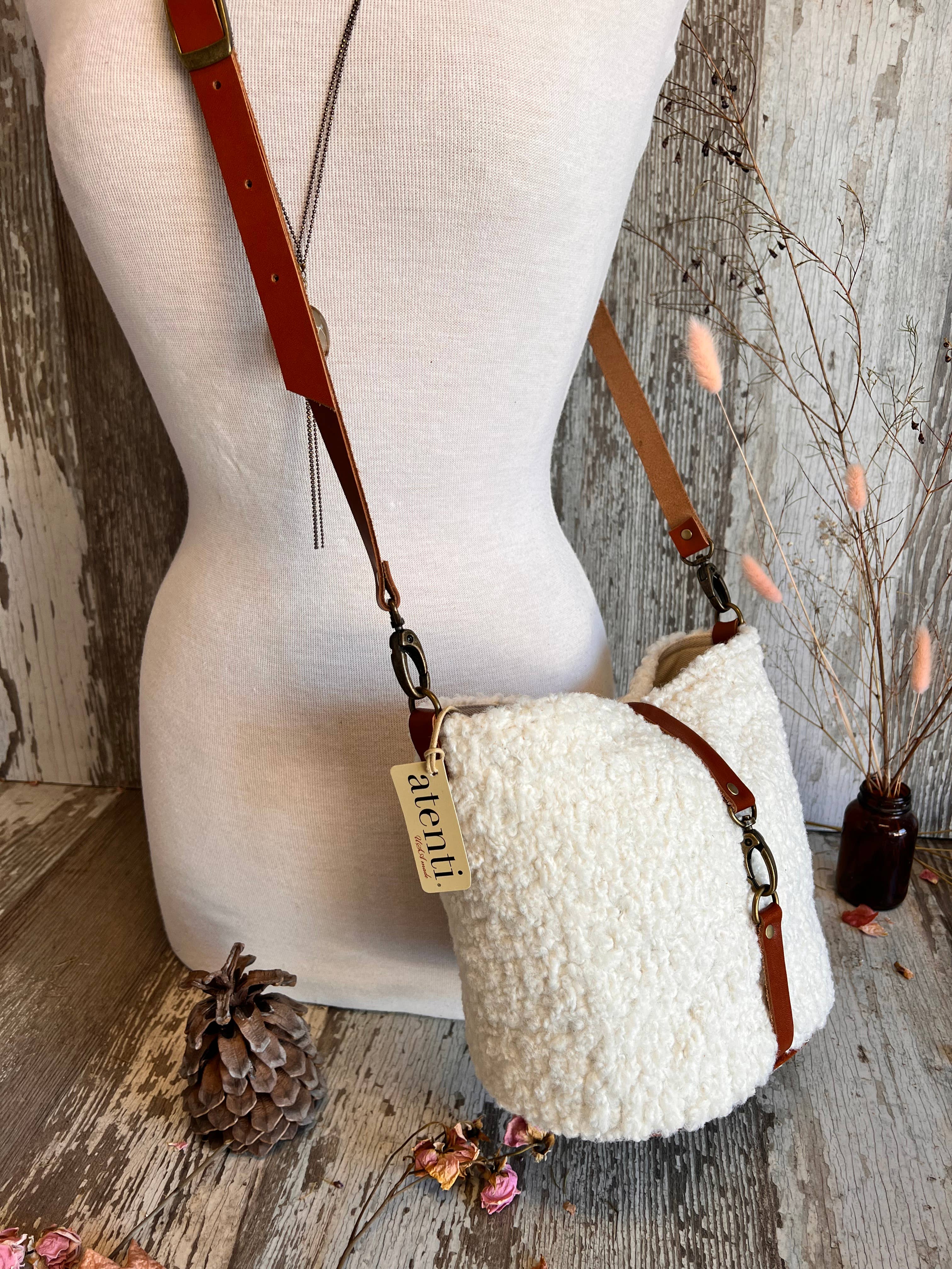 Atenti – wholesale Axelväska - Dam – Sherpa Halle Bucket Bag10