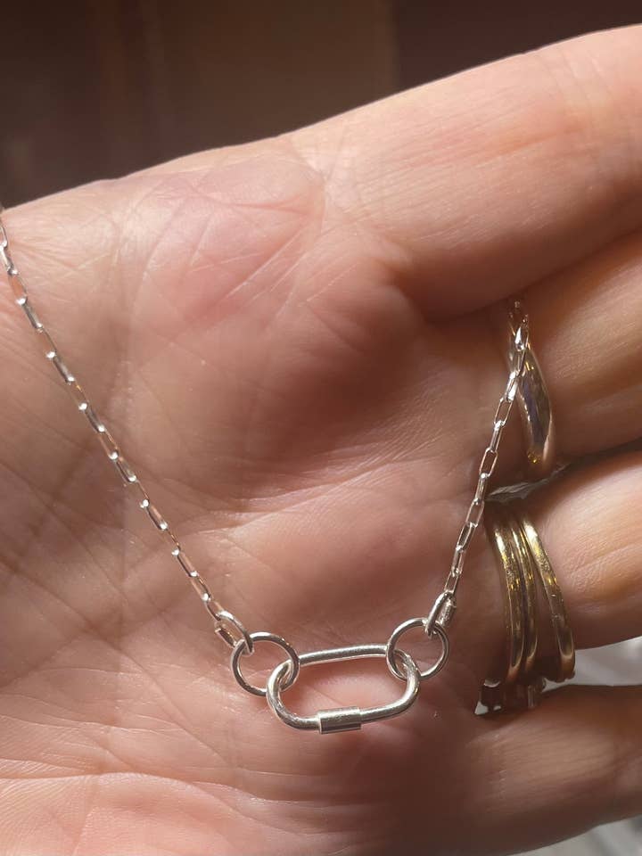Collier à breloques en argent sterling avec mousqueton pour la vente par Lily Chartier / Mermaid Rope