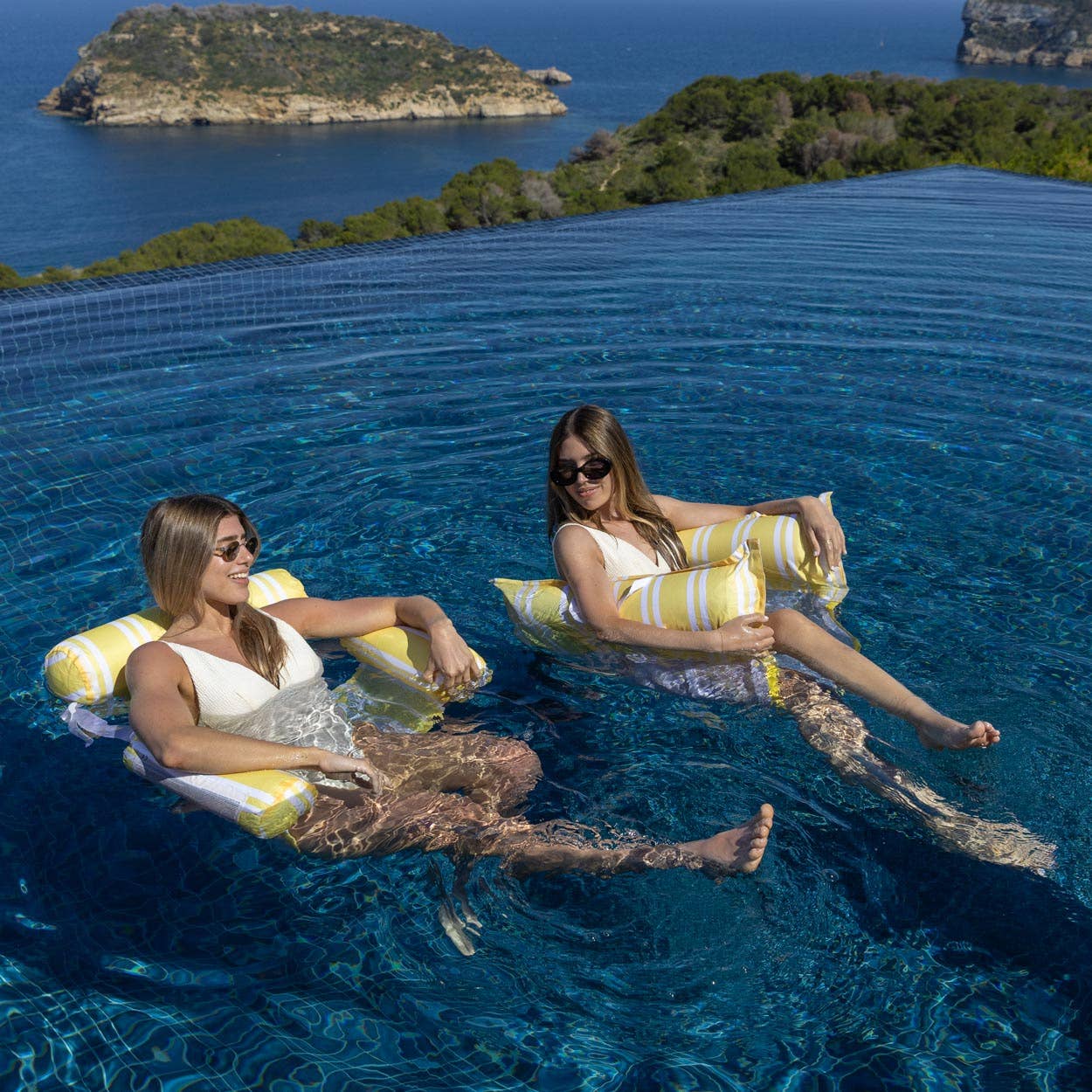 Flamingueo – wholesale Beach accessories – Yellow inflatable floating armchair with white stripes6