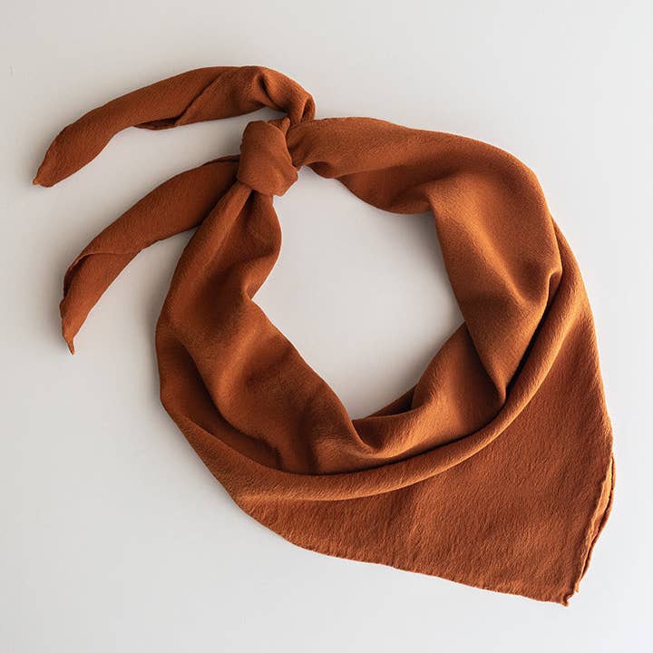 Sciarpa in seta lavabile «The Classic» color ruggine per la vendita all'ingrosso da parte di Tono + Co