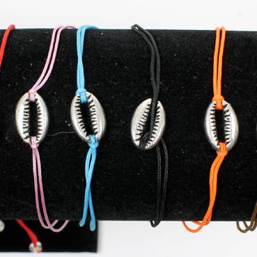 Pulsera/Brazalete Ajustable de Cordón con Concha de Cauri en Tono Plateado para venta al por mayor de Western Counties Wholesale