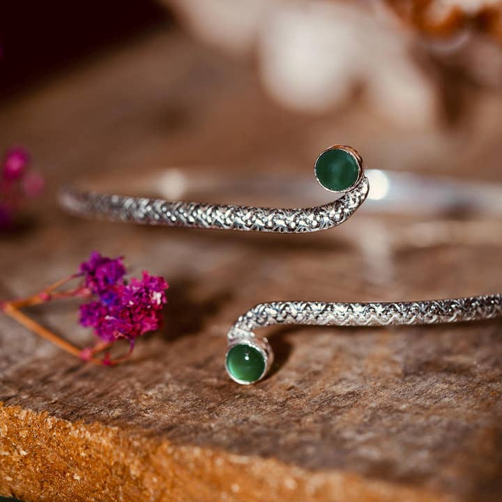 Silbernes Armreif-Armband mit grünem Stein – Texturiertes Silber-Oberarmband, Boho-Göttinnen-Schmuck, Verstellbares Statement-Armband, Festival für den Großhandel von Kaali Boutique