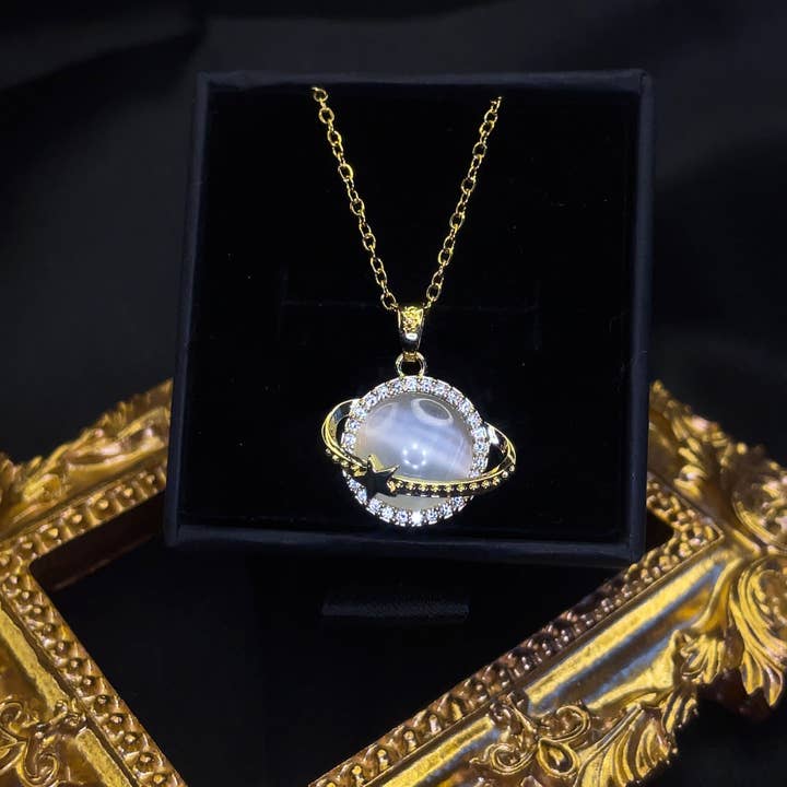 Colar Planeta Saturno em órbita opala, delicado e fofo minimalista por atacado de Holicca