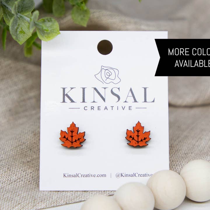 Boucles d'oreilles en bois feuille d'automne pour la vente par Kinsal Creative