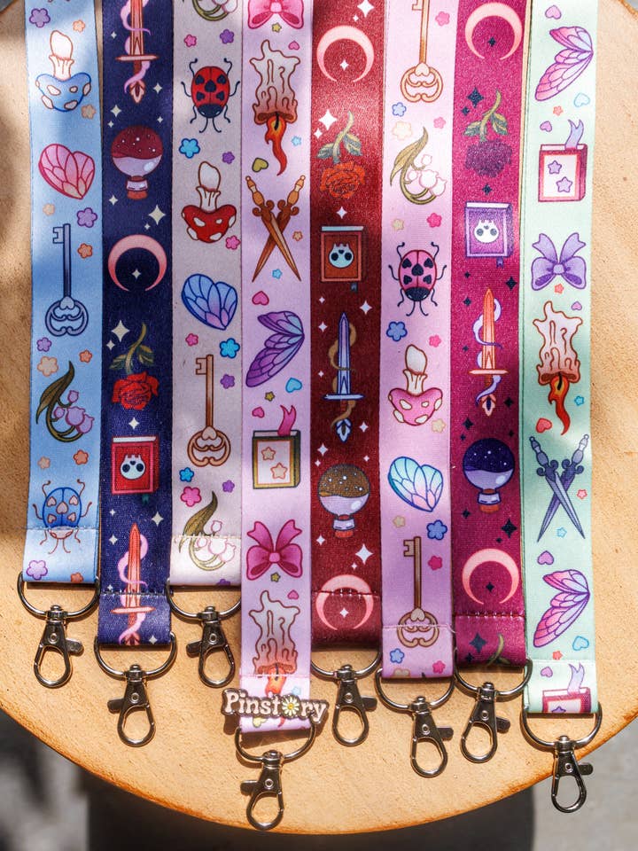 Bokälskande Fantasy Nyckelband – Fantasifullt Nyckelband för Bokälskare, Konventbrickor, Nycklar & ID-kort | Pinstory Bok- & Fantasykollektion för wholesale av Pinstory