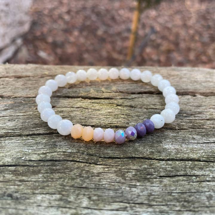 Elastic lithotherapy bracelet made of natural moonstone and faceted glass beads in Oblate shape for wholesale by Boutique Bohème