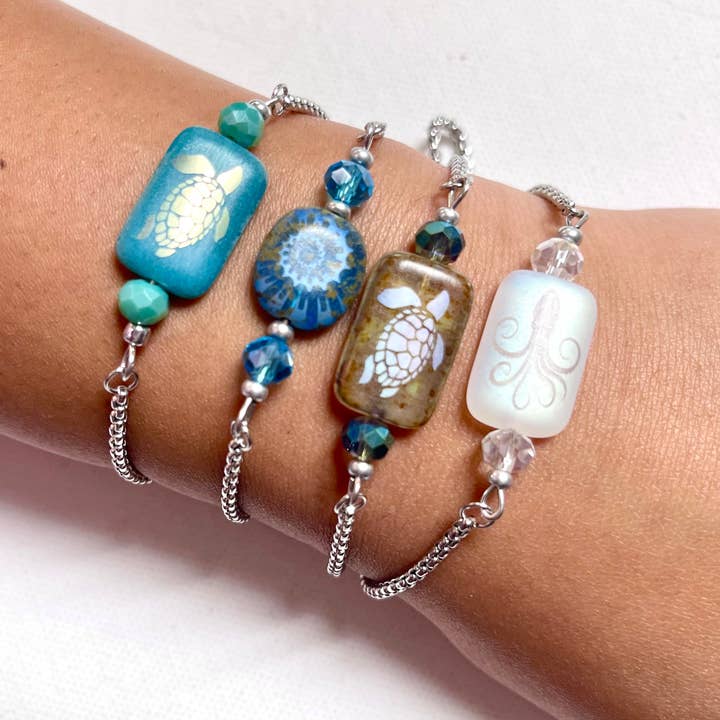 Assortiment van glazen schuifarmbanden van Sea Life voor wholesale door Devi Creations