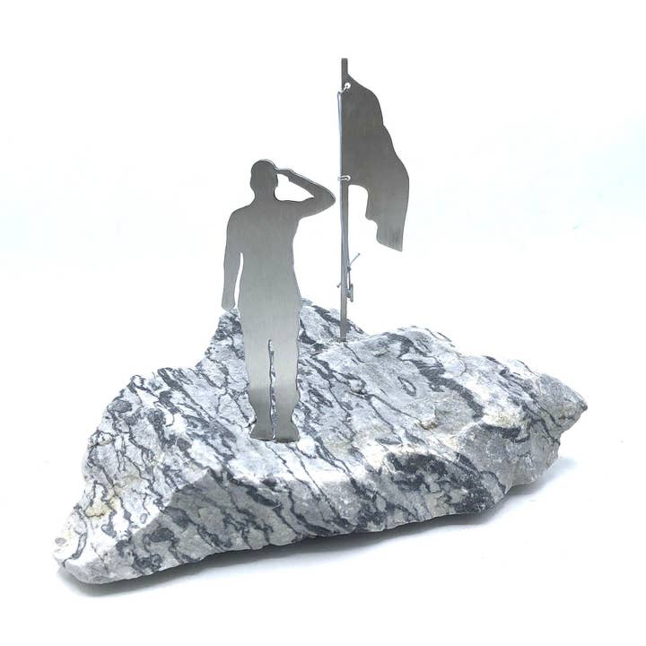 Statue de bureau patriotique - Sculpture de chien d'assistance et de soldat pour la vente par Vermont Rocks!
