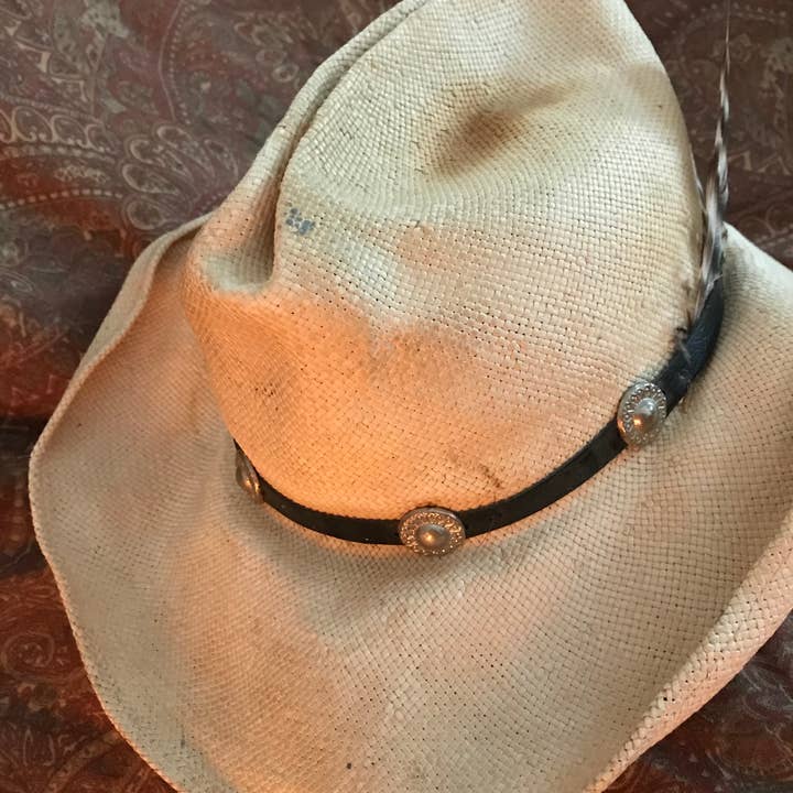 Hip Vintage Hats & More - Wholesale Cowboyhoed - Dames - Hippe vintage verweerde cowboyhoed met zilveren concho-hoedband