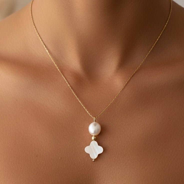 DUESTELLE ITALIA - Wholesale Pendant/Charm Necklace - Fleur de Pearl - White Four-Leaf Clover Necklace0