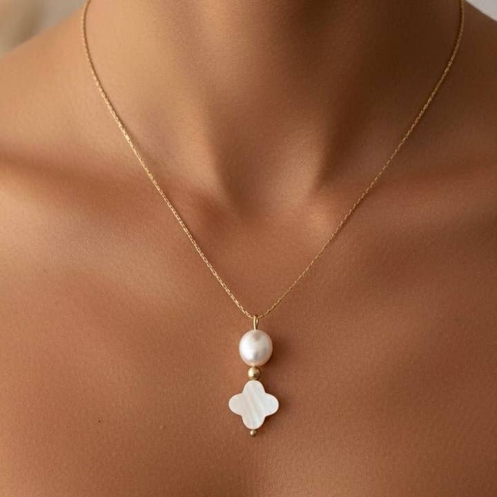 DUESTELLE ITALIA - Wholesale Pendant/Charm Necklace - Fleur de Pearl - White Four-Leaf Clover Necklace