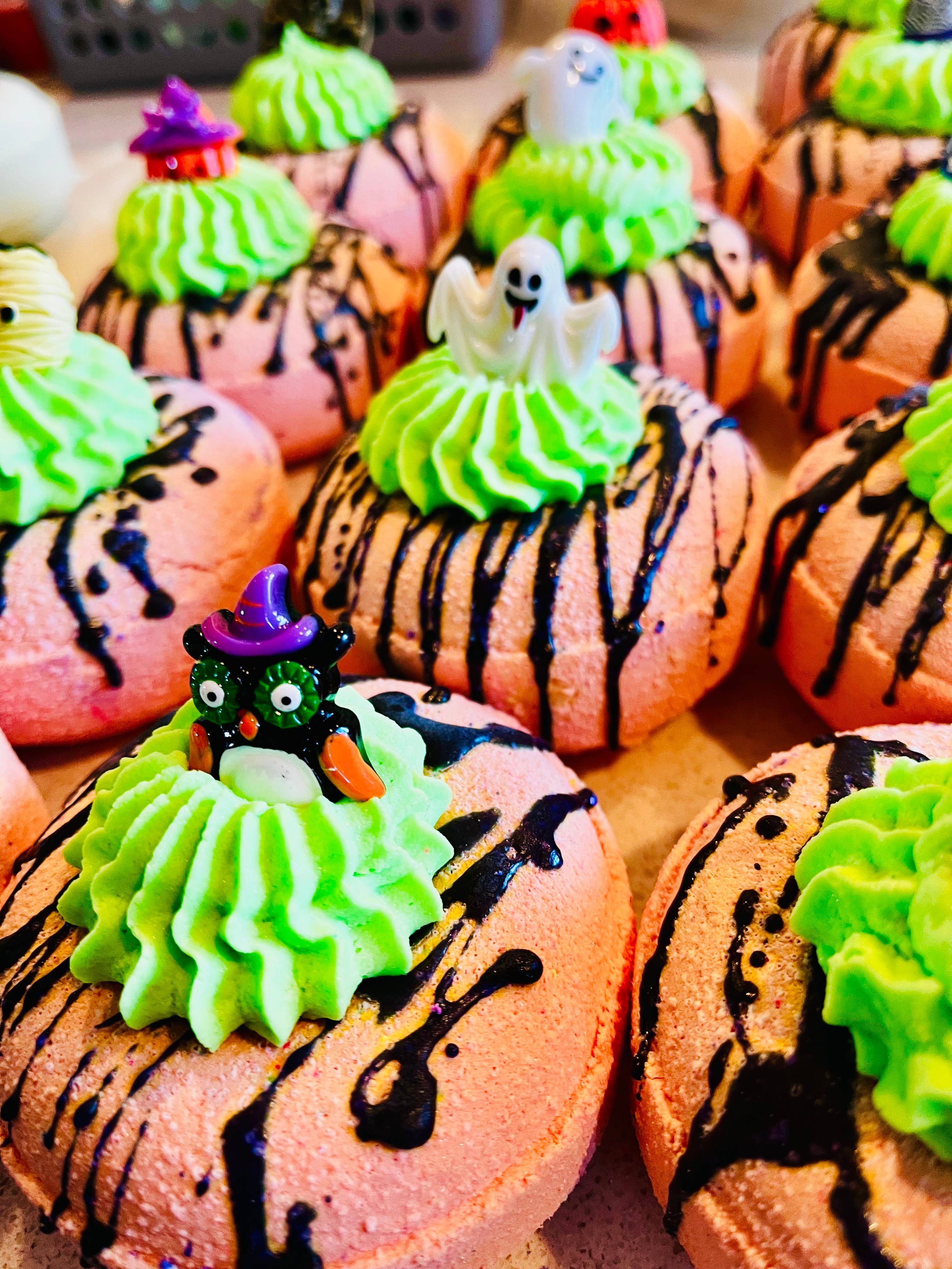 Queen Bath and Beauty – wholesale Bath bomb/fizz – Halloween Donuts With Charms1